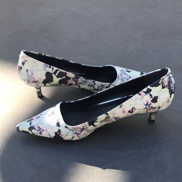 Charles and David beautiful flowered pumps - Picture 3 of 7